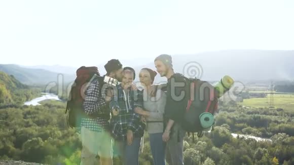 两对迷人的情侣在山上的智能手机摄像头上摆姿势视频的预览图