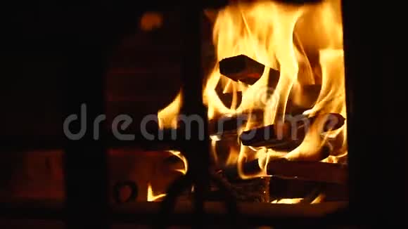 壁炉里着火了慢动作关闭火的镜头视频的预览图