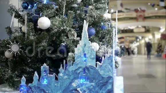 新年和圣诞树装饰在购物中心的冰堡视频的预览图