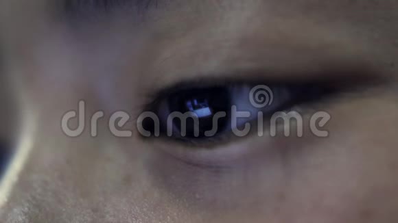 4K闭上亚洲男孩的脸黑眼睛眨着眼睛看着屏幕视频的预览图