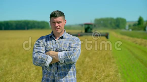 小麦燕麦黑麦有机农场收割机联合收割机的幸福男农画像视频的预览图