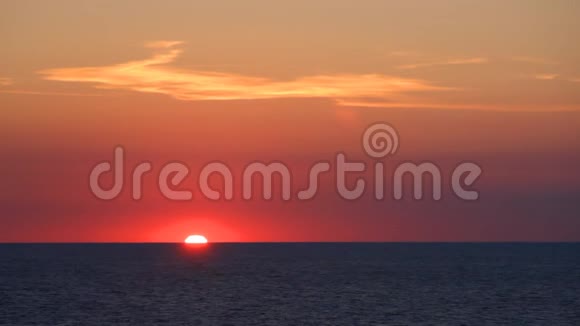 平静的海面上日落视频的预览图