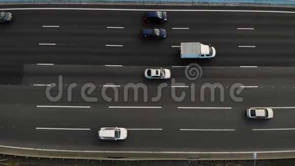七车道高速公路鸟瞰有很多卡车和汽车经过并开车到这个地方视频的预览图