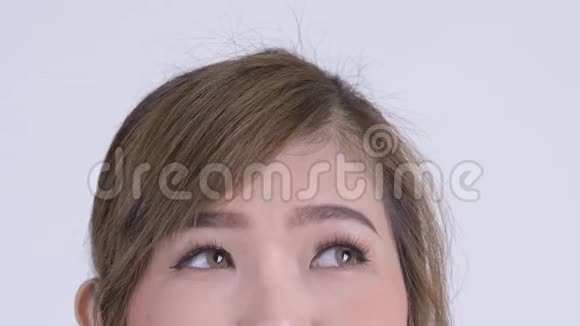 年轻的亚洲女人的眼睛在思考和仰望视频的预览图