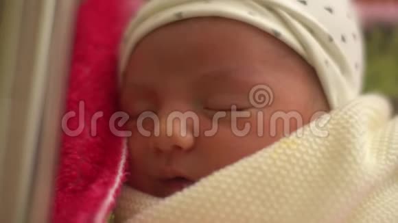 在妇产医院睡觉的新生女孩视频的预览图