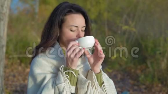 日出时喝茶的贴身美女裹着格子呢视频的预览图