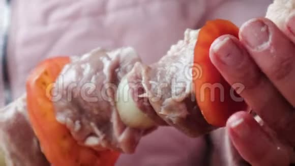 肉串番茄和洋葱串串视频的预览图