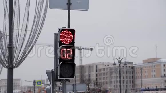 莫斯科俄罗斯2018年12月交通信号灯的慢动作特写为行人在视频的预览图