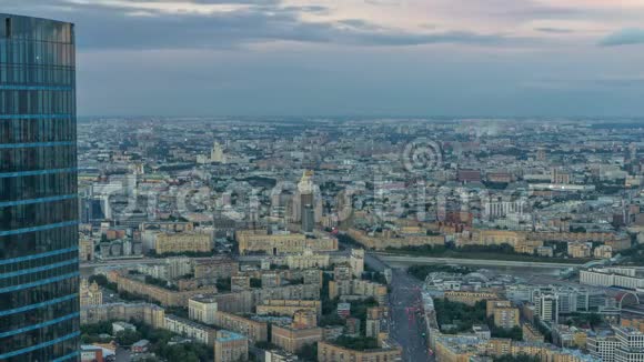日落后从白天到晚上的高空俯瞰莫斯科市从商业观察平台形成的视频的预览图
