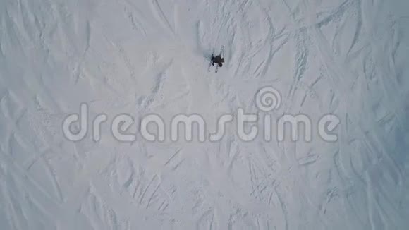从上面看男子职业运动员在滑雪场滑雪道上骑山滑雪视频的预览图