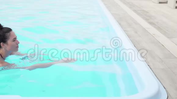 在室外游泳池游泳的美女视频的预览图