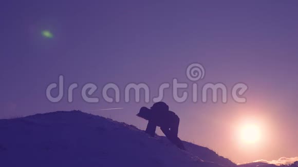 男子登山者在紫薇夕阳下征服高山雪山征服高峰旅行者为游客游览游客视频的预览图