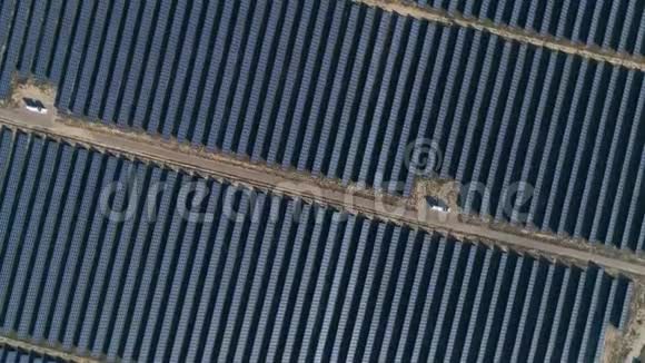 空中无人机镜头飞越太阳能电池板农场从上往下看可再生绿色替代能源视频的预览图