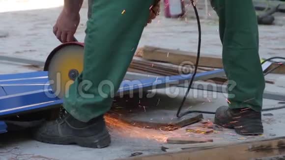 工人切割金属磨床视频的预览图