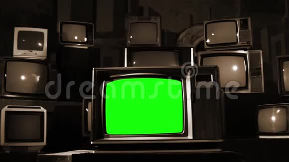 旧电视与绿色屏幕与许多80S电视塞皮娅托内多莉视频的预览图