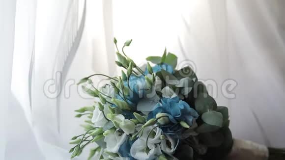 美丽的婚礼花束躺在白色窗帘的窗户附近视频的预览图