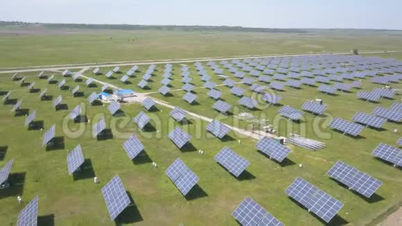 4太阳发电站的鸟瞰图无人机飞越太阳能电池板领域可再生绿色替代能源视频的预览图