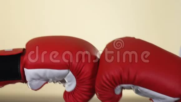 两名对手手中有拳击手套体育比赛抵抗冲突视频的预览图