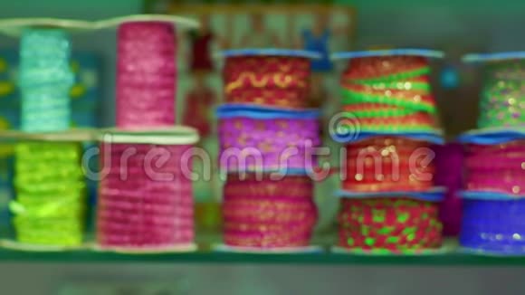 供出售的织物和纺织品堆放在商店货架上视频的预览图