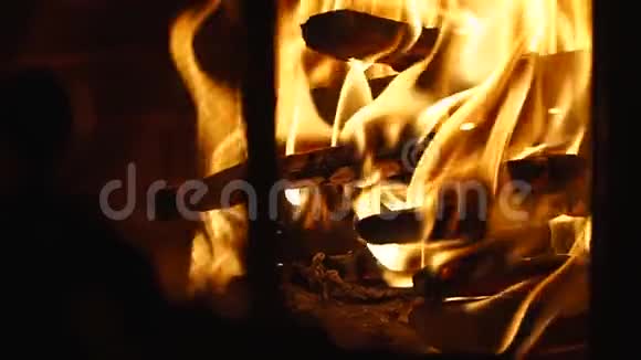 壁炉里着火了慢动作关闭火的镜头视频的预览图