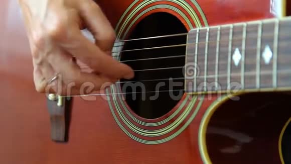 女演奏者用手弹吉他并用手弹视频的预览图