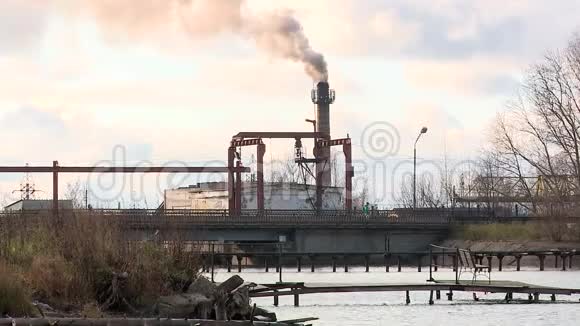 河岸工业垃圾厂对水库的环境灾害污染视频的预览图