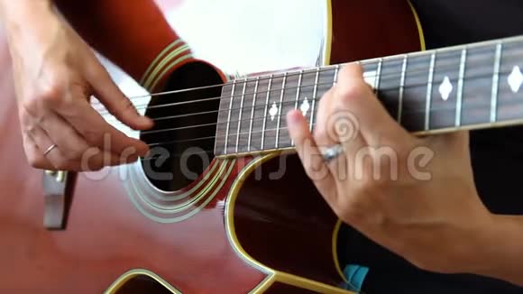 女表演者用吉他演奏视频的预览图