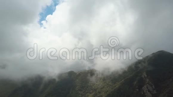 飞越美丽的山和云在特内里费加那利群岛从空中可以看到山区好雨的天气视频的预览图