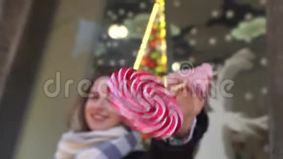 有趣的女孩吃棒棒糖粉红色圆点背景视频的预览图