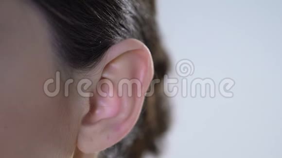 医务人员在病人耳上安装助听器保健设备装置视频的预览图