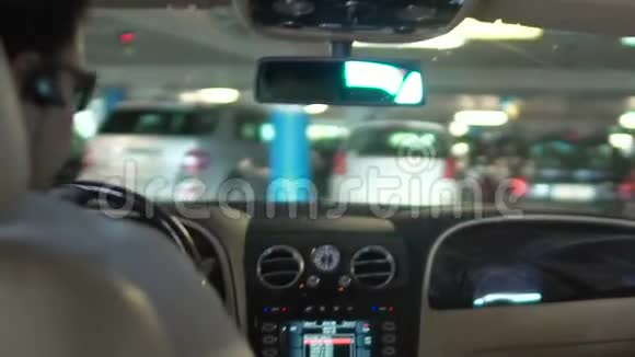 男子驾驶豪华车在地下停车场豪华酒店司机职业视频的预览图