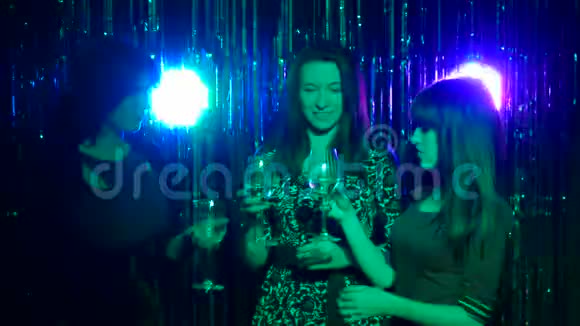 三个女孩在聚会上喝酒交流和跳舞视频的预览图