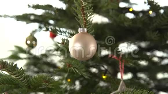 圣诞树上的银色玻璃球视频的预览图