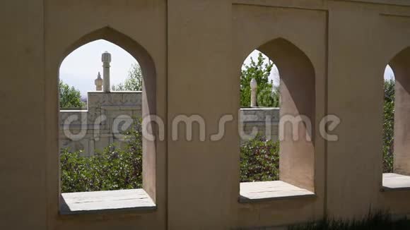 在阿富汗喀布尔巴格巴布尔的巴布尔墓的拱形窗户视频的预览图