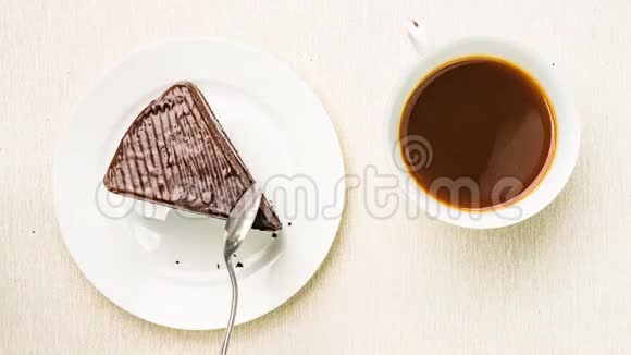 木板上白色陶瓷盘子里的巧克力蛋糕视频的预览图