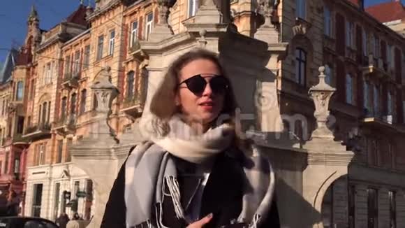 一位美丽的年轻旅游女性度假时使用智能手机访问布拉格的肖像拍摄一张自拍照片视频的预览图