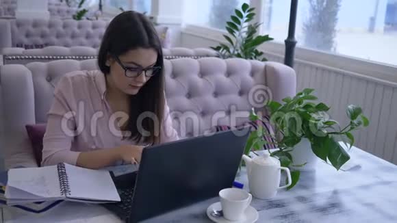 远程教育中的现代计算机技术快乐的学生女孩用笔记本电脑学习在线课程视频的预览图