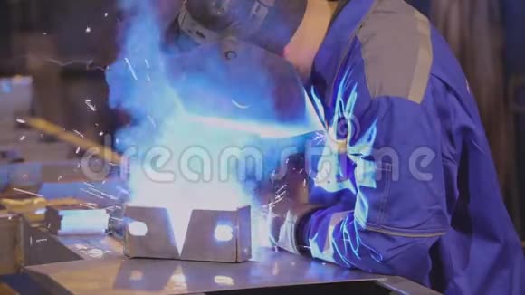 缓动焊接特写焊机发出明亮火花缓动视频的预览图
