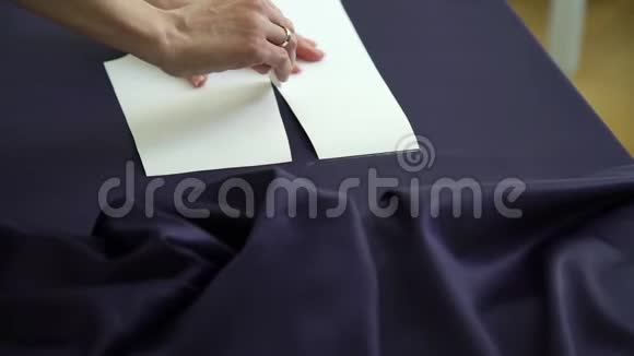 用特制粉笔在织物上用环画模板特写女性手视频的预览图