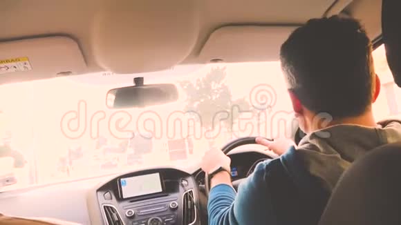 一个人开车沿着街道行驶右手交通与一个朋友交谈游客旅游司机汽车休息周末视频的预览图