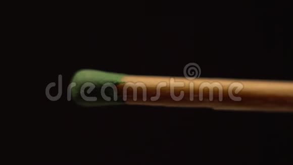 在黑色背景下在缓慢的运动中将点火的宏观镜头关闭到绿色的头部匹配慢镜头视频的预览图