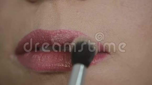 紧抿着女性的嘴唇红色唇膏视频的预览图
