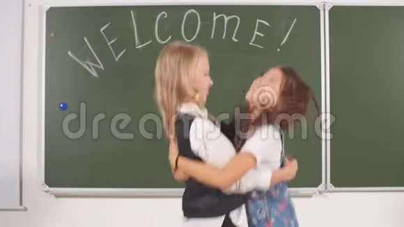 两个学校的小女朋友高兴地跳入怀中视频的预览图