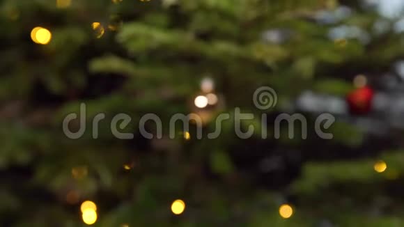 圣诞树上的银色玻璃球视频的预览图