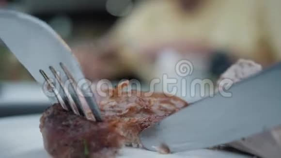 特写烤肉串各种酱汁用刀叉切肉视频的预览图