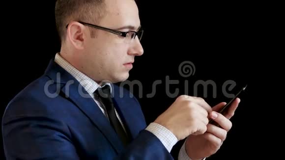 一个穿黑色背景西装的中年男人的轮廓一个商人用手指触摸触摸屏视频的预览图