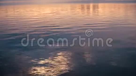 傍晚时水面上有橙色的阳光反射视频的预览图