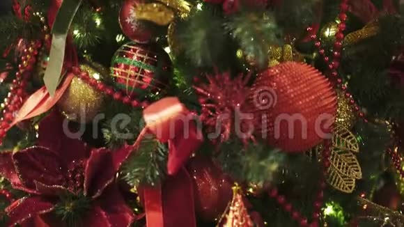 把圣诞球和圣诞装饰品贴在人造杉树上视频的预览图