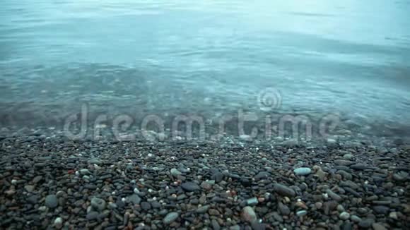 海浪在海岸上翻滚视频的预览图