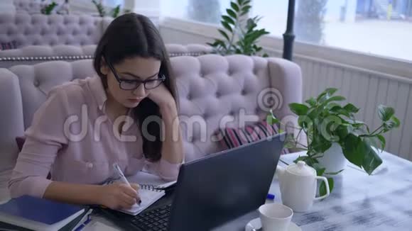 工作热情的商界女性在远程商业规划和管理中使用现代计算机技术视频的预览图